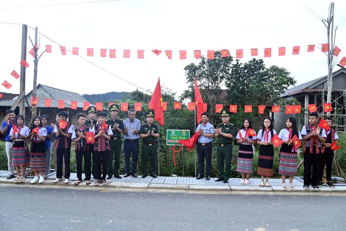 Khánh thành công trình “Đường cờ Tổ quốc”.