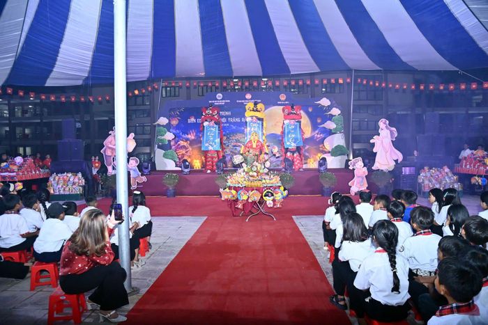 Tiết mục múa lân thu hút các em nhỏ.