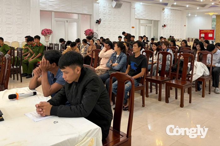 Phiên toà xét xử lưu động thu hút đông đảo người dân đến tham dự.
