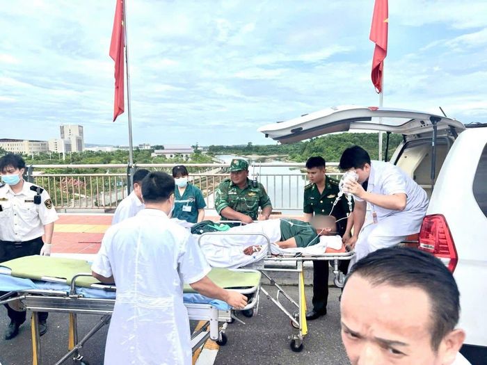 Việc mở “luồng xanh” có ý nghĩa nhân văn, tạo thuận lợi cho người bệnh cấp cứu và tăng cường giao lưu, hợp tác y tế giữa hai nước (Ảnh: TT Cung ứng dịch vụ phường Móng Cái 2).