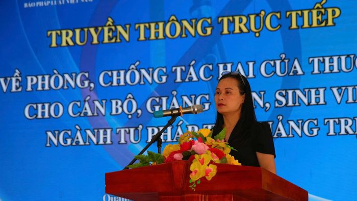 Ths Nguyễn Thị Thu Hương, chuyên gia Quỹ Phòng bệnh (Bộ Y tế), truyền thông trực tiếp về tác hại của thuốc lá và các quy định pháp luật liên quan.