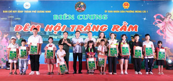 Những phần quà không chỉ mang giá trị vật chất mà còn là sự quan tâm của cán bộ, chiến sĩ Bộ đội Biên phòng đối với trẻ em.