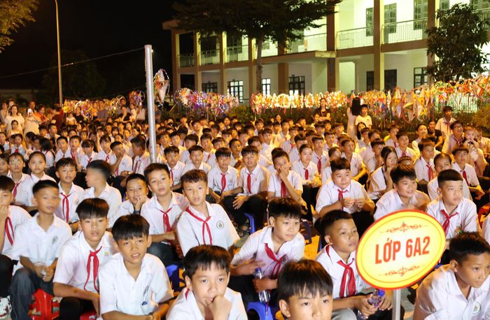 Giữa không gian biên giới Trà Cổ, những chiếc đèn lồng được thắp sáng trong đêm hội không chỉ mang đến niềm vui cho trẻ nhỏ mà còn góp thêm một mùa Trung thu ấm áp nơi địa đầu Tổ quốc.