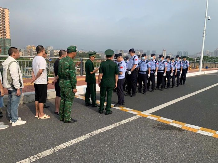 Đồn Biên phòng Cửa khẩu quốc tế Móng Cái phối hợp trao trả các công dân Trung Quốc.