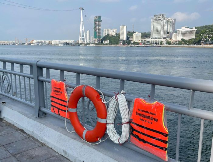 Hình ảnh những chiếc phao cứu hộ được đặt sẵn trên tuyến Trần Quốc Nghiễn đang được chia sẻ, nhận được sự ủng hộ của người dân trên mạng xã hội.