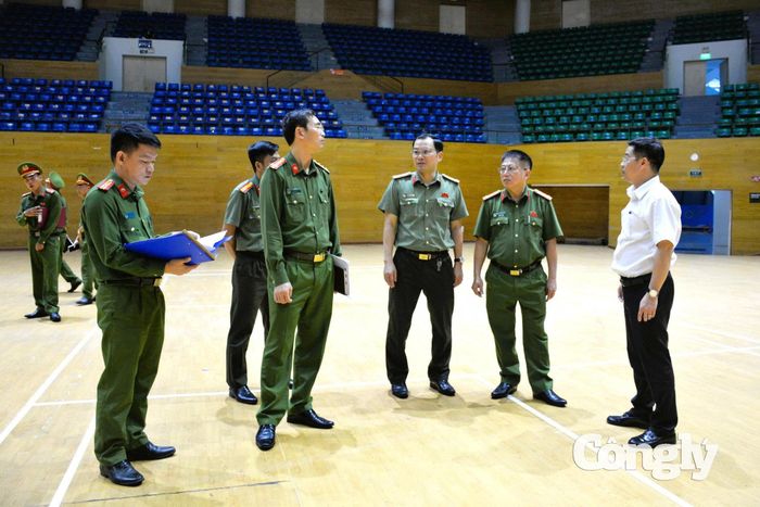 Các lực lượng phối hợp kiểm tra, bố trí khu vực phục vụ phiên tòa tại Cung thể thao Tiên Sơn.