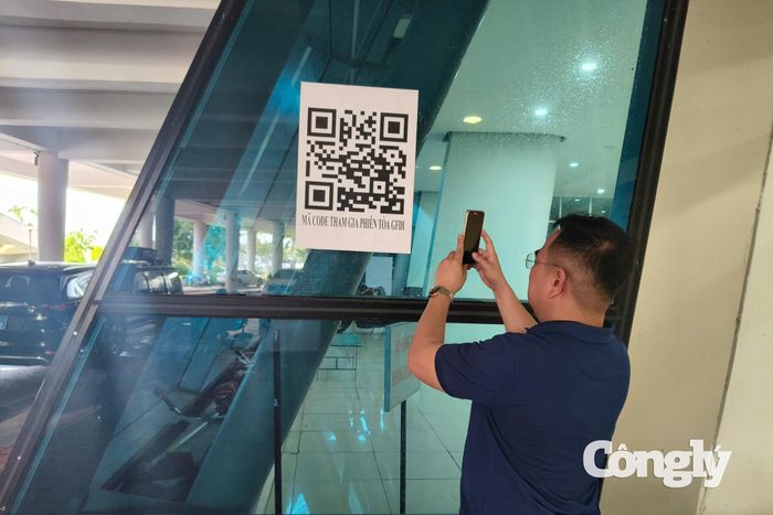 Mã QR được bố trí tại khu vực ra vào, hỗ trợ kiểm soát người tham gia phiên tòa xét xử vụ án GFDI.
