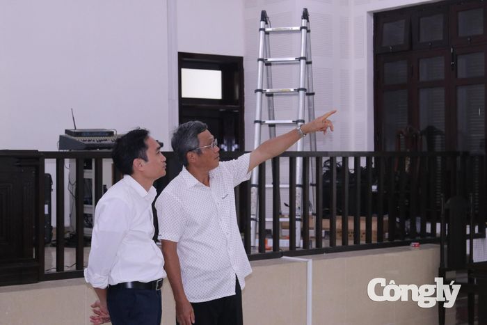 Phó Chánh án TAND TP. Đà Nẵng Trần Đình Quảng kiểm tra, rà soát cơ sở vật chất tại khu vực điểm cầu trung tâm.