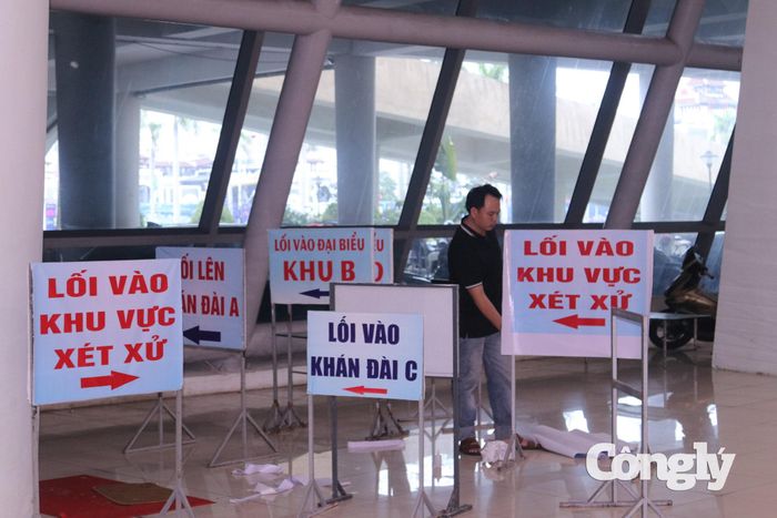 Các lối vào khu vực xét xử được bố trí biển chỉ dẫn, phân luồng người tham gia phiên tòa.