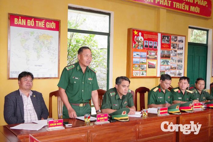 Đại diện Đồn Biên phòng Ga Ry báo cáo tình hình, phương án phối hợp phòng, chống thiên tai, tìm kiếm cứu nạn trên địa bàn.