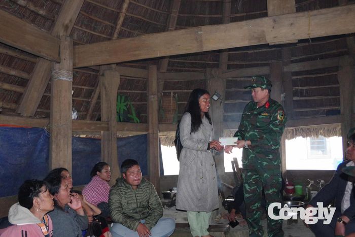Đại tá Nguyễn Thế Vinh trao quà hỗ trợ người dân thôn Ga Ry bị ảnh hưởng bởi nguy cơ sạt lở.