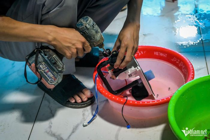 Máy bơm nước ngưng điều hòa cũng được kiểm tra và làm sạch.
