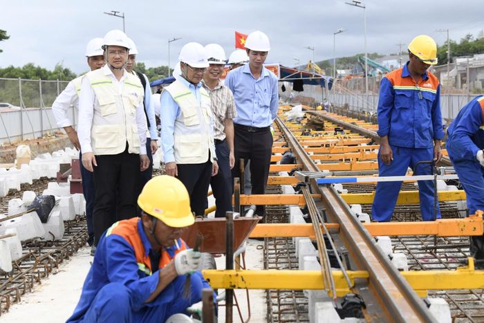 Chủ tịch Đường sắt kiểm tra công trường thi công lắp đặt đường ray trên tuyến LRT Phú Quốc. Ảnh: Khải Anh