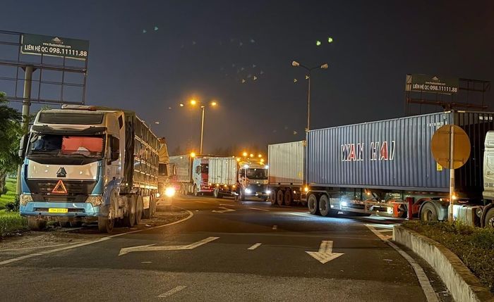 Ô tô xếp hàng dài trên quốc lộ 5 sau vụ tai nạn khiến giao thông qua khu vực ùn tắc nhiều giờ