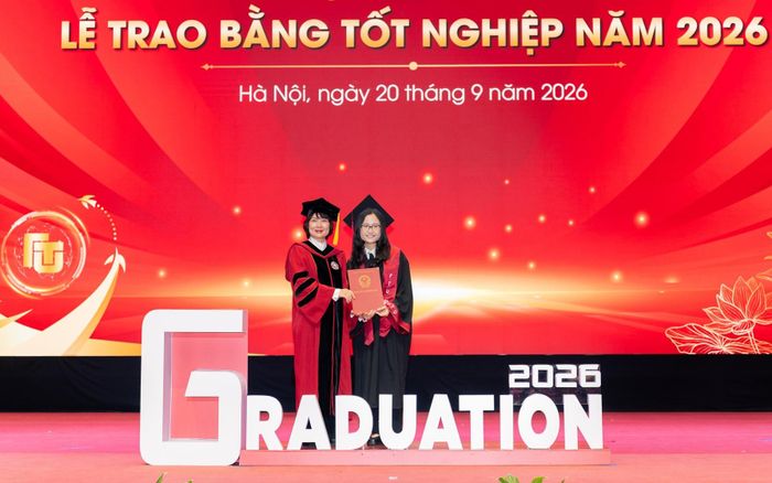 PGS.TS Phạm Thu Hương, Hiệu trưởng Trường ĐH Ngoại thương, trao bằng tốt nghiệp loại Xuất sắc cho thủ khoa Nguyễn Thanh Bình. Ảnh: NVCC