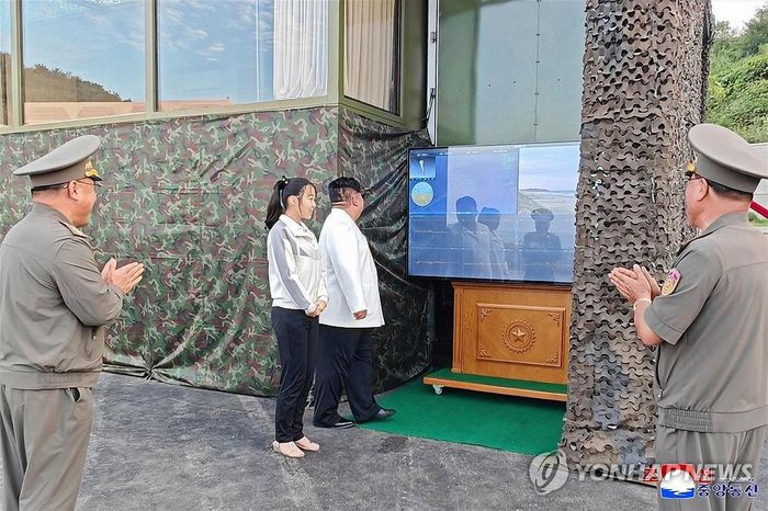 Nhà lãnh đạo Kim Jong Un và con gái giám sát quá trình thử nghiệm vũ khí của Triều Tiên. Ảnh: Yonhap
