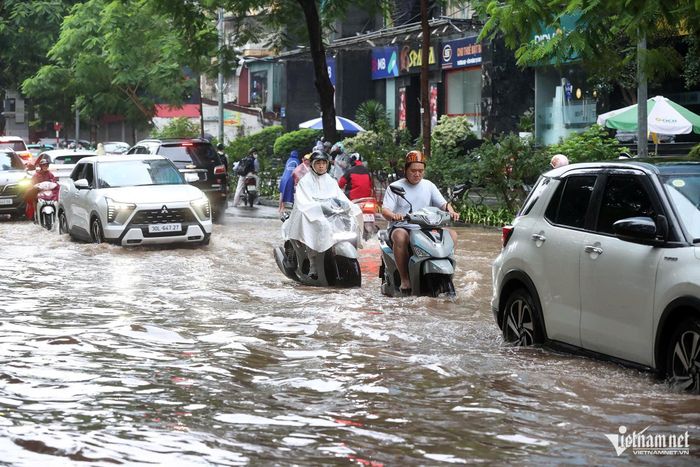 Khi hệ thống thoát nước không được tính toán đầy đủ hoặc chưa khớp nối với hạ tầng chung, nước mưa rất dễ dồn về những khu vực lân cận, biến một trận mưa lớn thành áp lực cho cả khu vực. Ảnh: Phạm Hải
