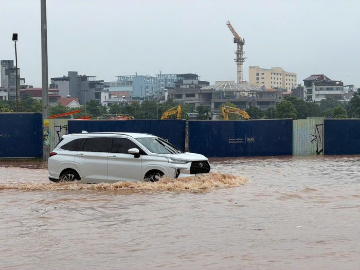 Hà Nội mưa lớn nước đã rút nhanh hơn. Ảnh: H.A.