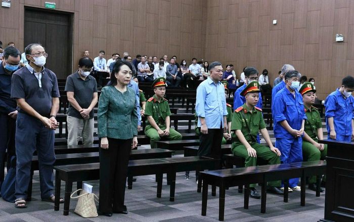 Bà Nguyễn Thị Kim Tiến và các bị cáo tại phiên tòa sơ thẩm. Ảnh: CTV