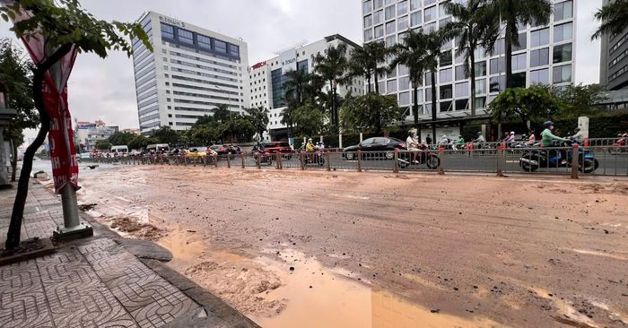Hình ảnh bùn đất nhão phủ kín mặt đường Cộng Hoà sáng 22/9. Ảnh: Tuấn Kiệt