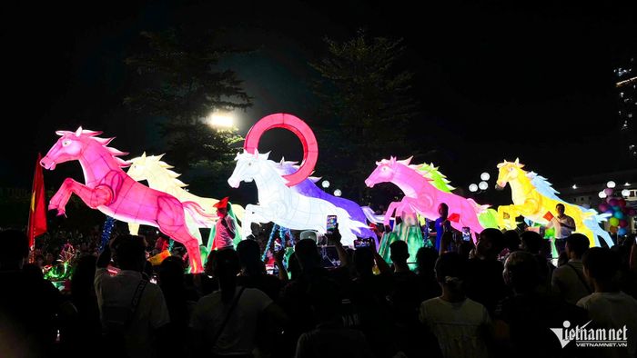 Mô hình ngựa ngộ nghĩnh trong đoàn rước đèn Trung thu. Ảnh: Minh Tiến