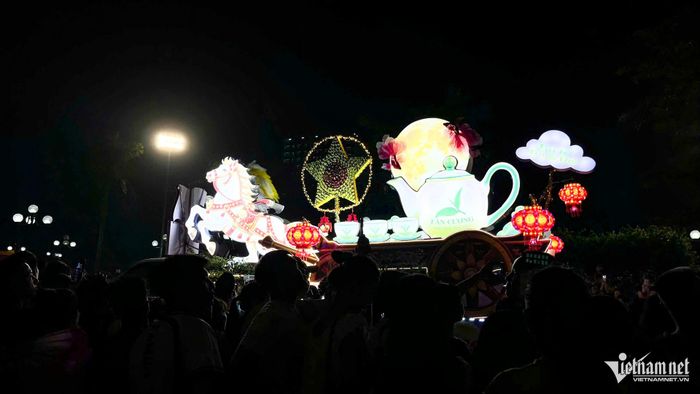 Mô hình ngựa kéo ấm trà Tân Cương, đặc sản nổi tiếng của Thái Nguyên. Ảnh: Minh Tiến
