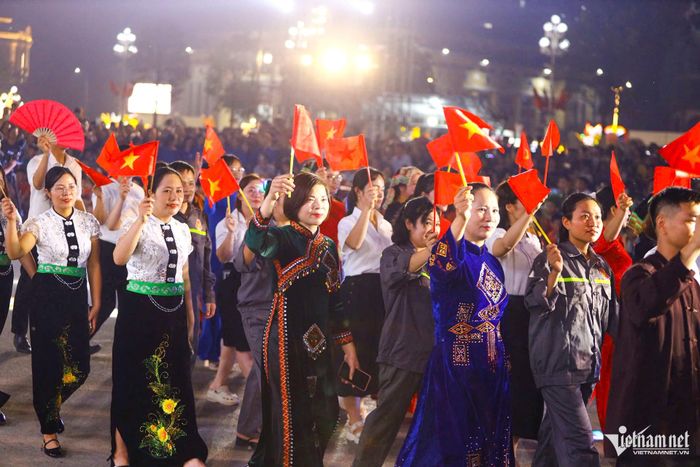 Các khối rước đèn diễu hành qua các tuyến phố. Ảnh: Minh Tiến
