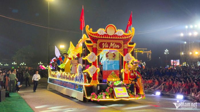 Các mô hình rước đèn Trung được trang trí công phu, thu hút sự chú ý của đông đảo người dân và thiếu nhi. Ảnh: Ngọc Ánh