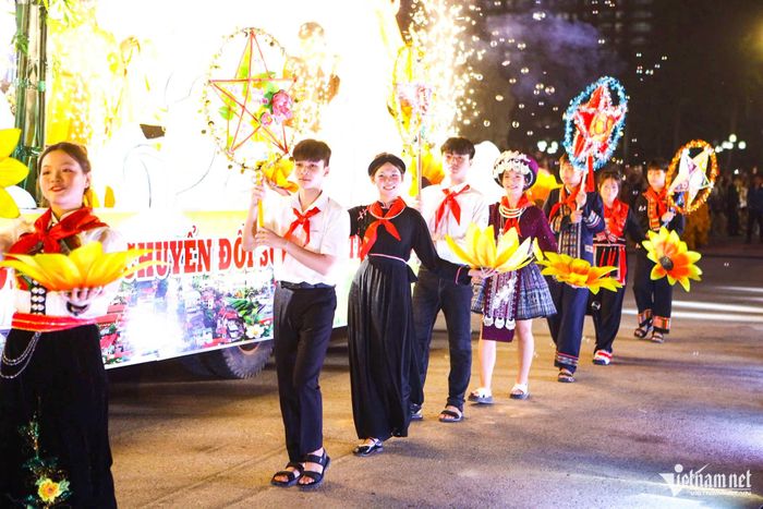 Khối diễu hành trong trang phục truyền thống tại đêm hội Trung thu. Ảnh: Ngọc Ánh