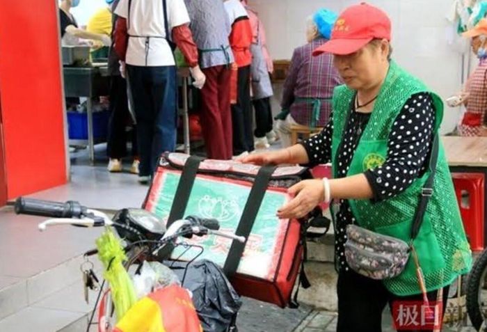 Bà Vinh hàng ngày đưa cơm cho các cụ già neo đơn, không tiện đi lại. Ảnh: QQ