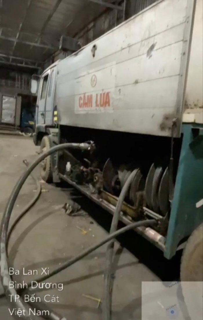 Gas được bơm vào các xe bồn để chở đi tiêu thụ. Ảnh: CA