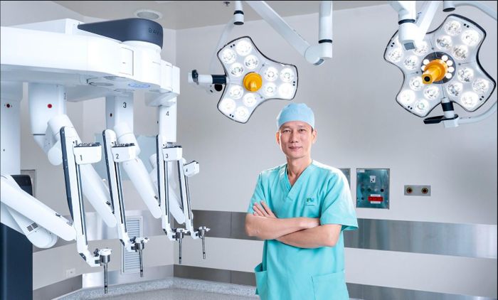 ThS.BSCKII Đỗ Quang Minh, Trưởng khoa Tiết niệu, Bệnh viện FV – chuyên gia phẫu thuật robot da Vinci Xi. Ảnh: FV