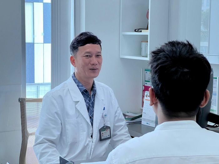 ThS.BSCKII. Đỗ Quang Minh tư vấn phương pháp robot da Vinci Xi. Ảnh: FV