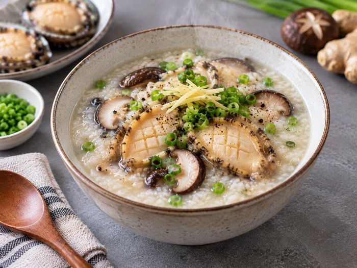 Thành phẩm món cháo bào ngư bổ dưỡng cho cả nhà. Ảnh minh họa: AI