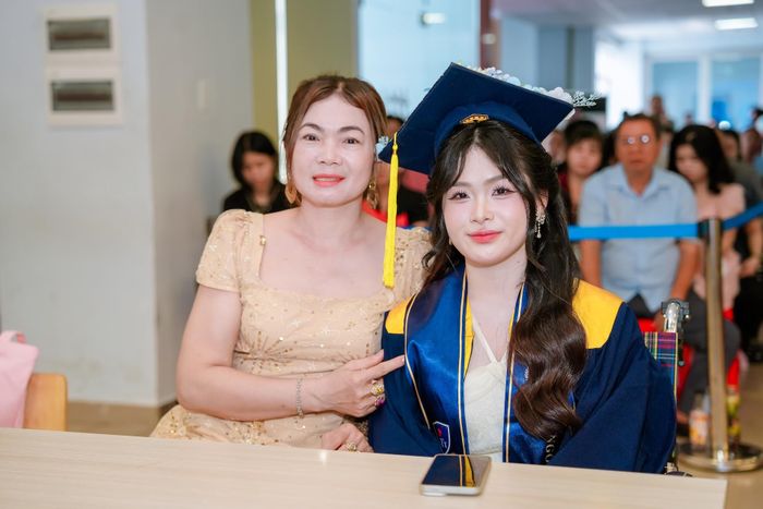 Duyên cùng mẹ trong ngày nhận bằng tốt nghiệp. Ảnh: TN