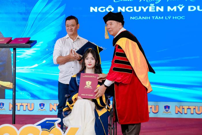 PGS Nguyễn Kim Hồng, Hiệu trưởng trường ĐH Nguyễn Tất Thành trao bằng cho hai cha con Duyên.