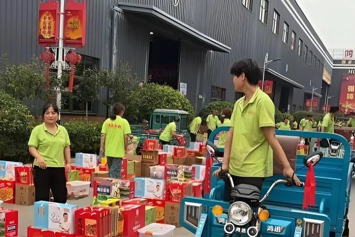 Nhân viên chất quà Trung thu lên xe ba bánh thu hút sự chú ý. Ảnh: QQ
