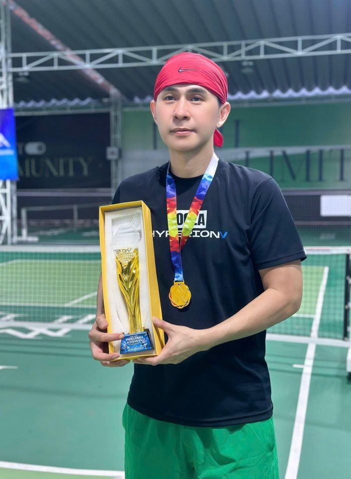 Nam ca sĩ từng giành một số cúp pickleball. 