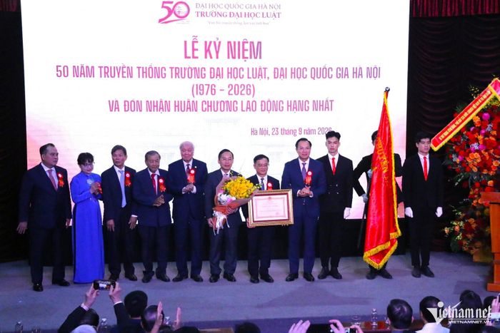 Thứ trưởng Bộ GD-ĐT Đoàn Trung Kiên trao Huân chương Lao động hạng Nhất cho Trường ĐH Luật - ĐH Quốc gia Hà Nội. Ảnh: Thanh Hùng