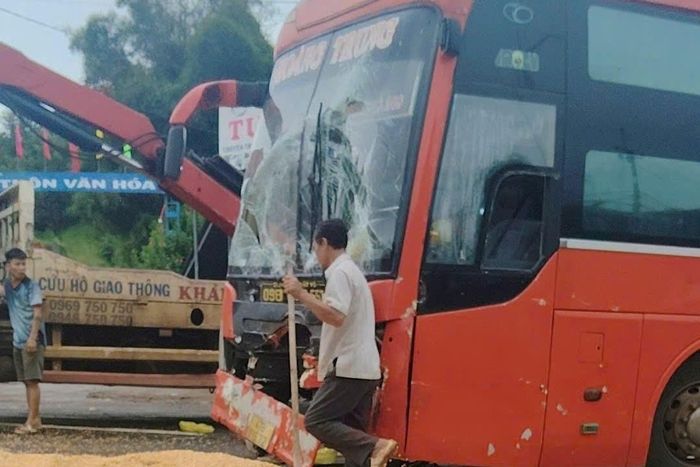 Xe giường nằm bị hư hỏng phần đầu. Ảnh: QT