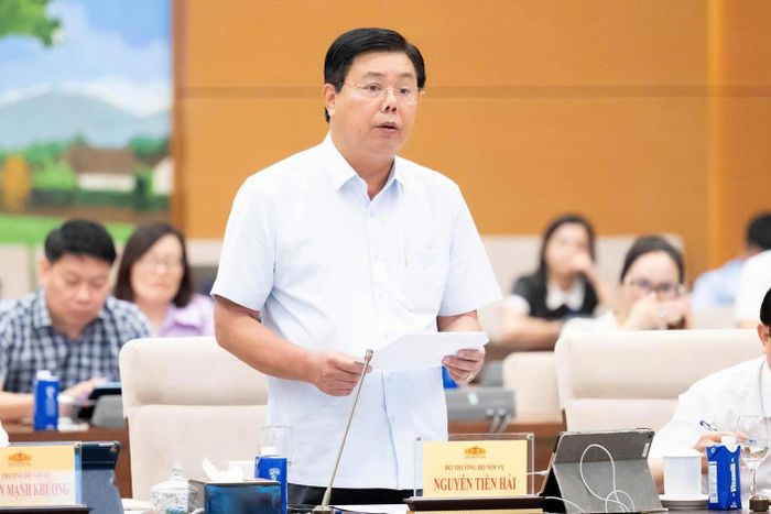 Bộ trưởng Nội vụ Nguyễn Tiến Hải trình bày tờ trình. Ảnh: Media QH