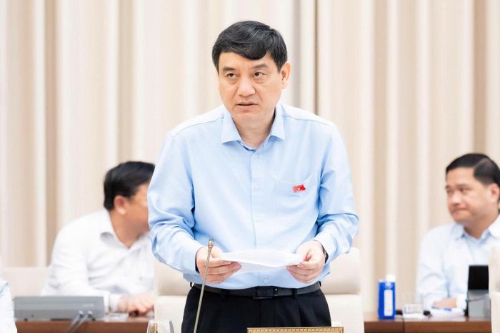 Chủ nhiệm Ủy ban Văn hóa và Xã hội Nguyễn Đắc Vinh trình bày báo cáo thẩm tra. Ảnh: Media QH