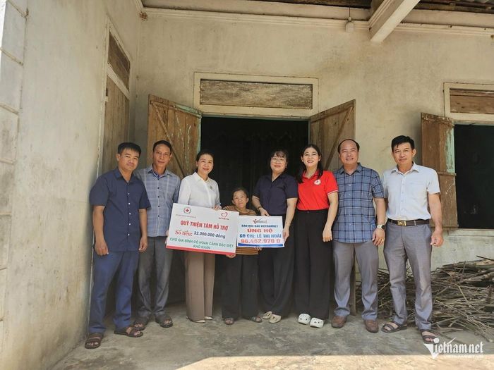 Hội chữ Thập đỏ tỉnh Quảng Trị cũng trao 32 triệu đồng do Quỹ Thiện Tâm hỗ trợ đến gia đình chị Hoài