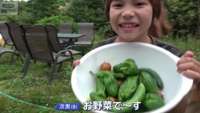 Các con ngày càng lớn khiến gia đình lo lắng vì chi phí giáo dục, y tế. Ảnh: TV-Asahi