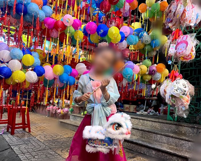 Lồng đèn kỳ lân 3D thu hút trẻ nhỏ nhờ kiểu dáng dễ thương, đèn LED 7 màu. Ảnh: Thu Hà