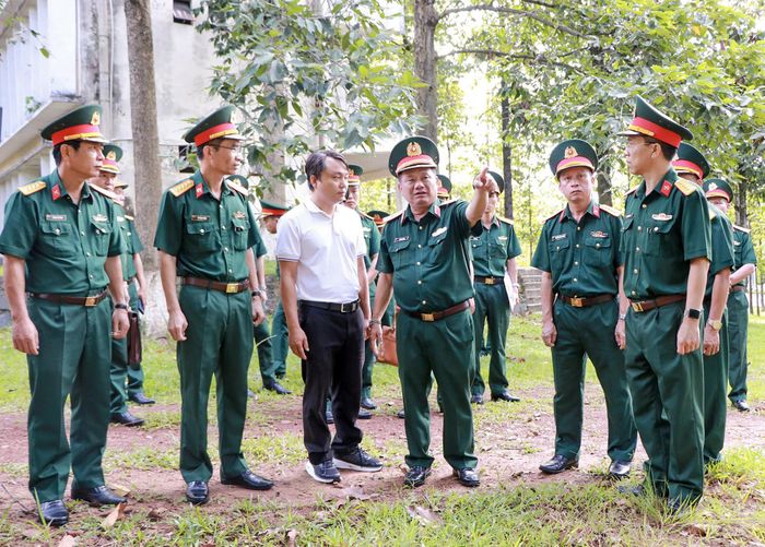 Thiếu tướng Trần Chí Tâm, Phó Chính ủy Quân khu 7, Trưởng Ban Chỉ đạo 515 Quân khu 7 cùng các cơ quan, đơn vị khảo sát thực địa khu vực nghi có mộ liệt sĩ tại Trường Sĩ quan Công Binh (phường Thủ Dầu Một). Ảnh: Quân khu 7