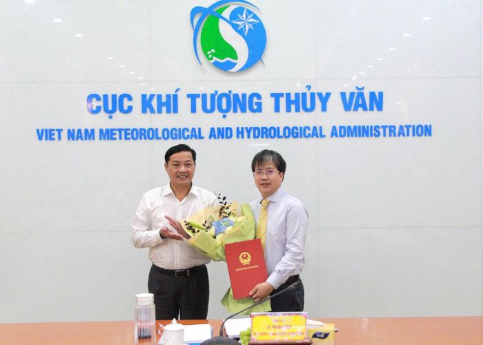 Thứ trưởng Bộ NN&MT Lê Trọng Yên đã trao quyết định bổ nhiệm cho Tân Phó Cục trưởng Cục KTTV Mai Văn Khiêm. Ảnh: Cục KTTV