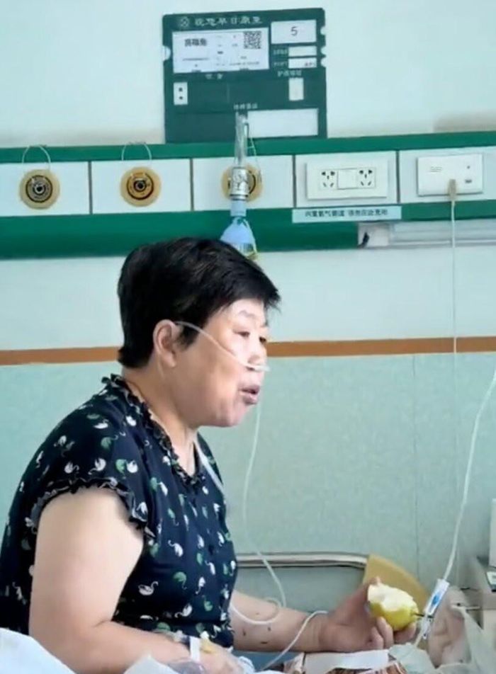 Mẹ anh Gao khi mới nhập viện vẫn có thể ngồi, tự ăn uống. Ảnh: QQ