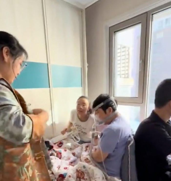 Mẹ anh Gao được đưa về nhà sau thời gian điều trị ở viện. Ảnh: QQ