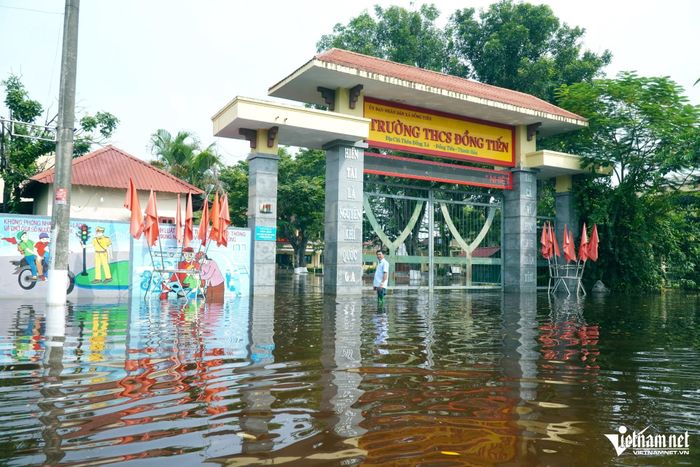 Trường THCS Đồng Tiến sau 7 ngày vẫn ngập sâu trong nước. Ảnh: Lê Dương